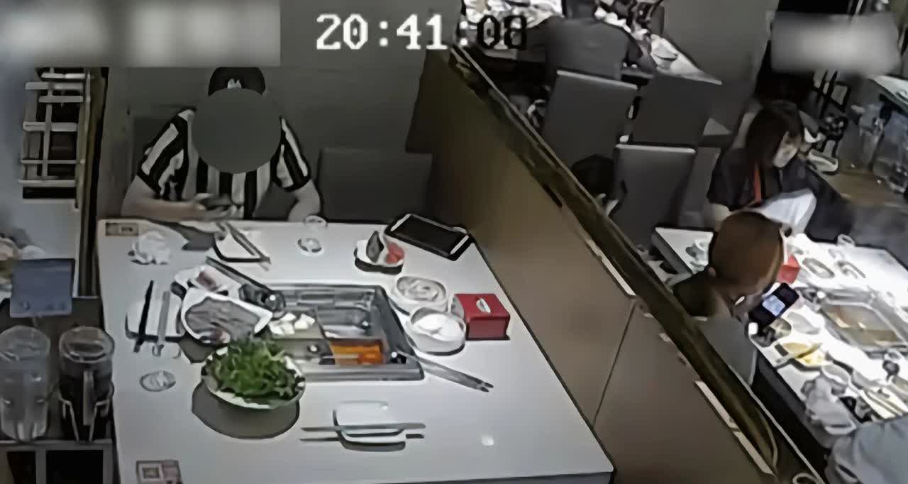 荒诞！男子竟干出这种事……

事情是这样的：上海一男子在海底捞吃饭时，突然大