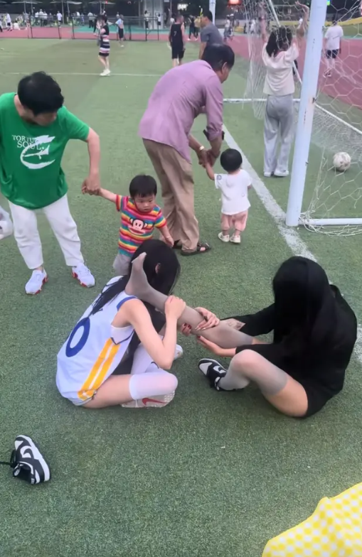 小孩:奶奶别拉我，让我再看会