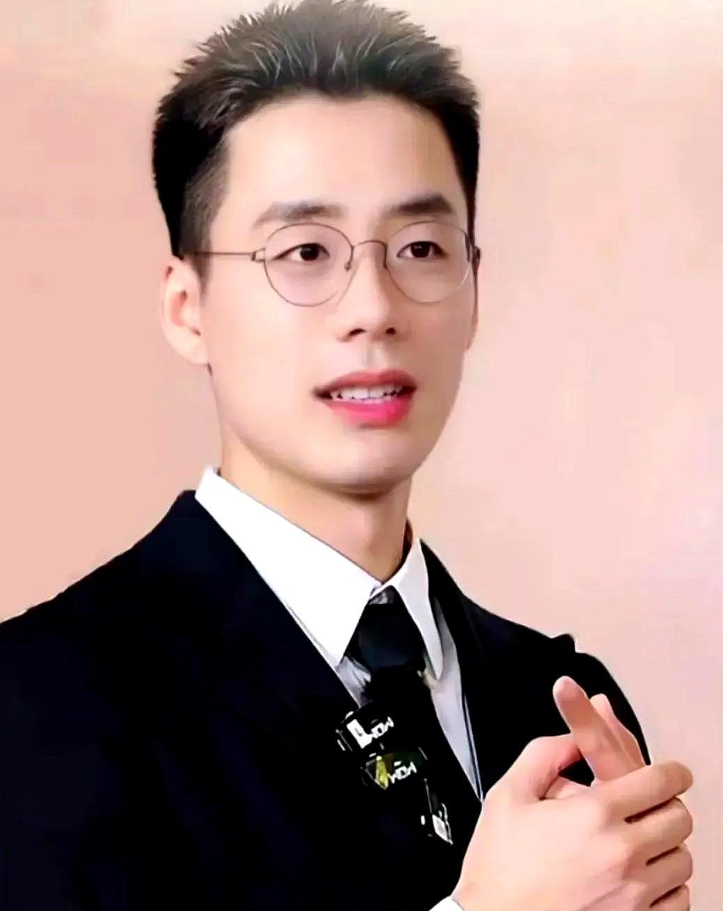 友友们，炸裂消息！
顶流主播顿顿合约到期直接离场，不搞“第二个董宇辉”那套，三十