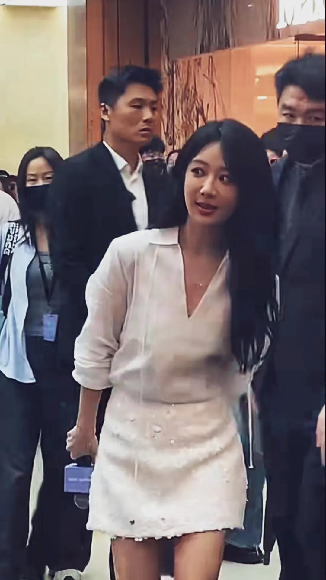 从小美到大，杨紫好看又可爱人美心善演技好。看着萌萌的小表情好像看到了当年《家有儿