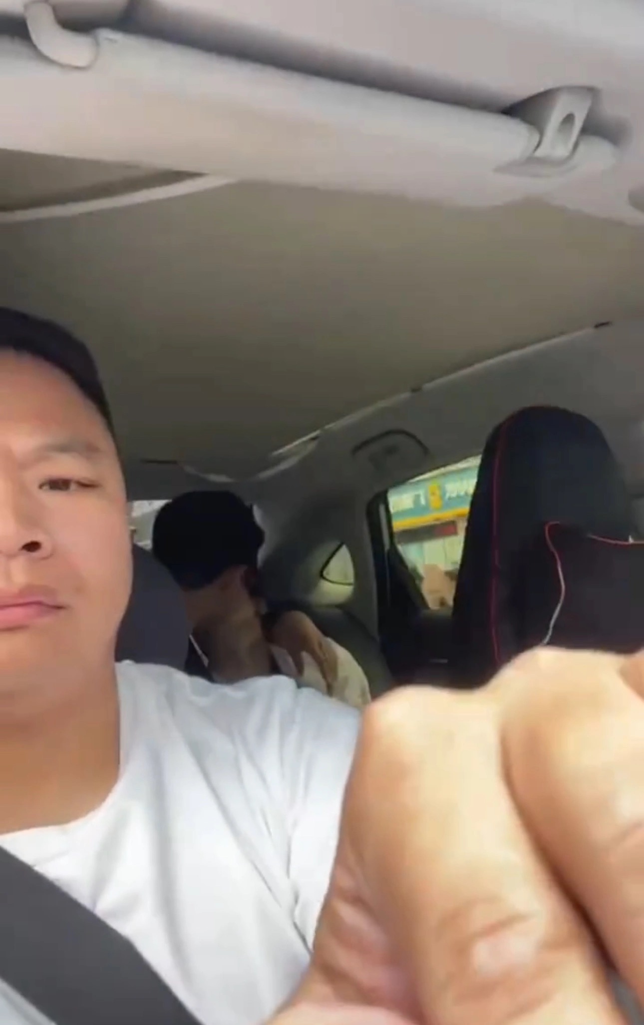 我在驾驶，你们也在专心驾驶是吧
