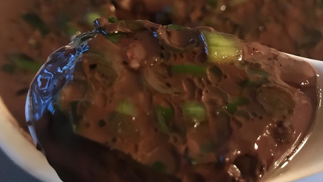 市场上的“假猪血”，是用什么做出来的？很多人不知道，还在吃