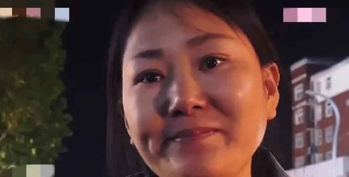 河南商丘，深夜11点，男子看到一个坐轮椅的女子和年幼的女孩摆摊做炒面。了解到女子