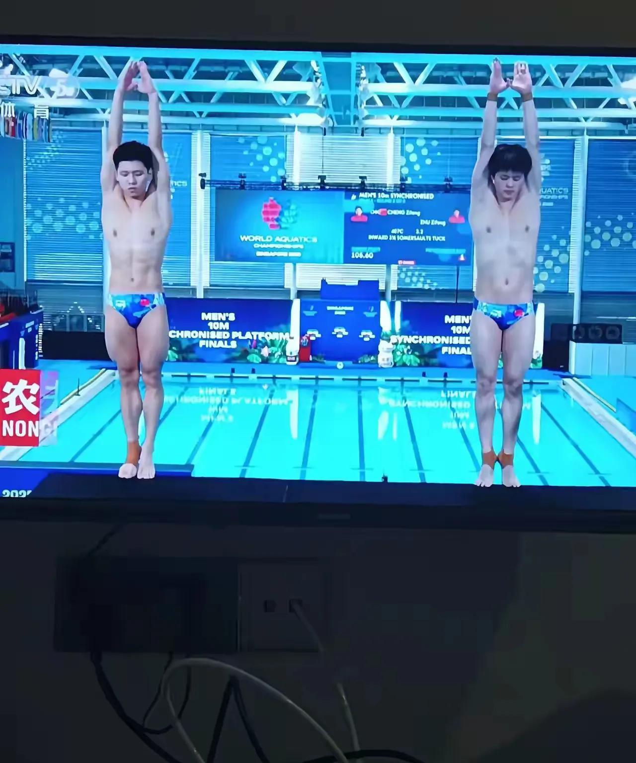 中国跳水离奇失误
今天中国跳水队程子龙/朱子锋双人组合，朱子锋第四跳出现重大失误