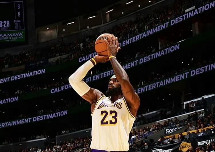 持球大核的终极答案！詹姆斯末节统治率湖人三杀灰熊
同样是持球大核，为何能夺冠的只