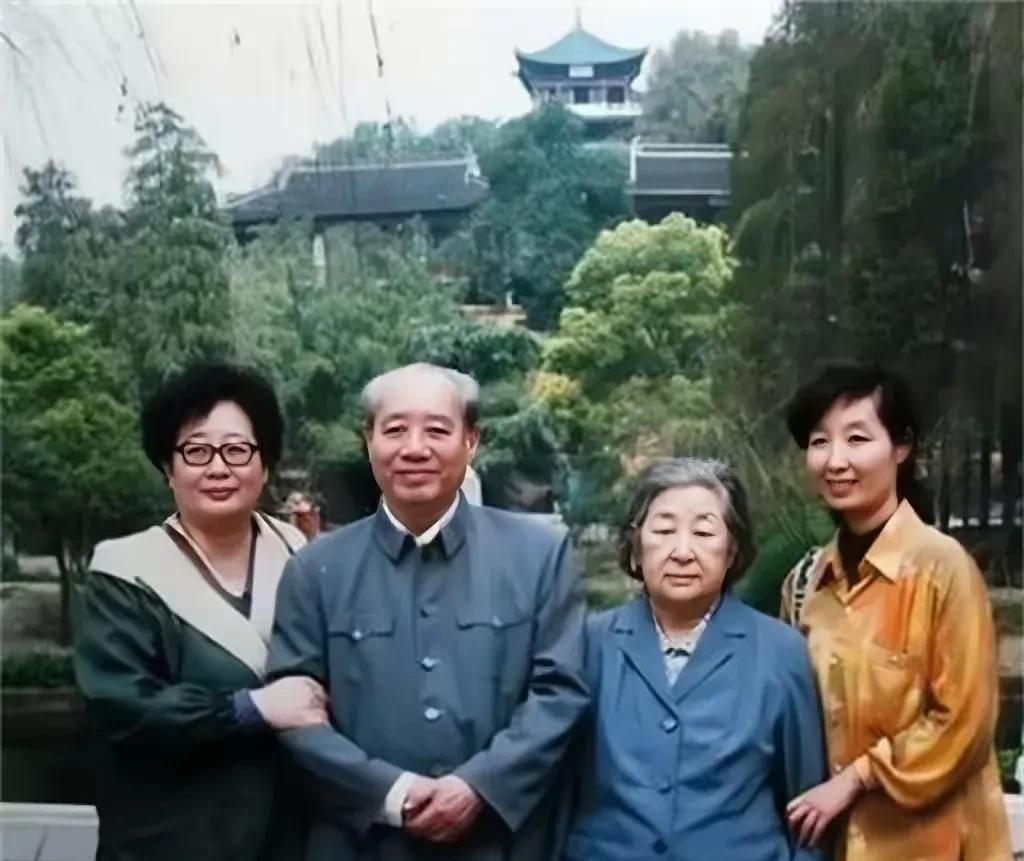 这是1900年汪东兴少将与妻子，以及两个女儿的合影照。
夫人姚湘娥也是一名老红军