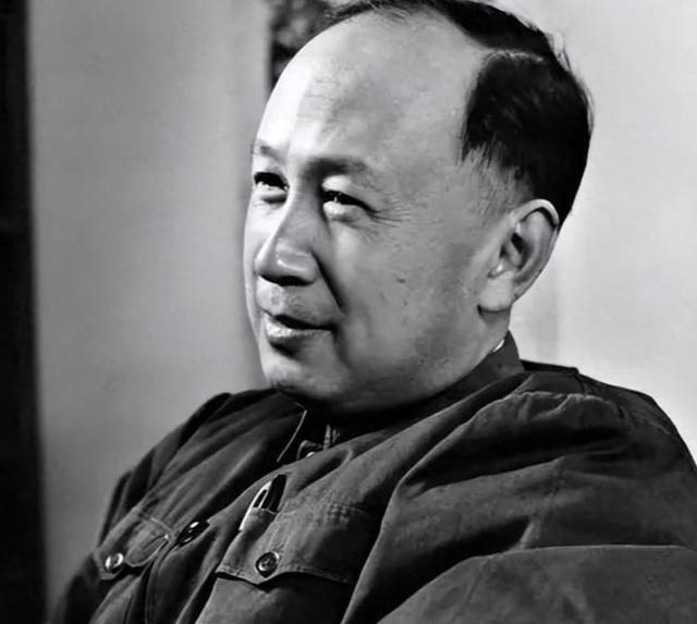 1964年冬夜，钱学森筷子尖悬在鸡肉上方半寸，突然厉喝：“别动！有苦杏仁味！”警
