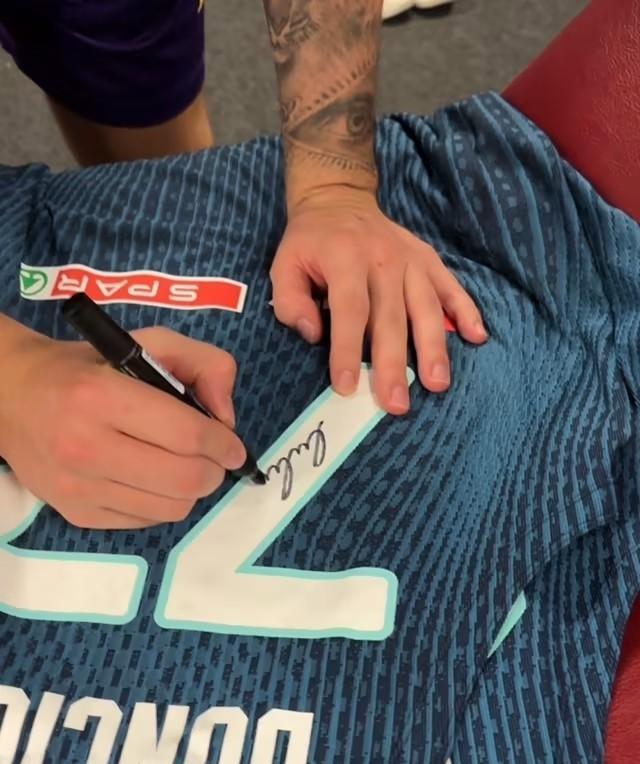 东契奇战袍拍出天价！欧洲杯狂砍34.7+8.6+7.1，新赛季数据要炸？
一件东