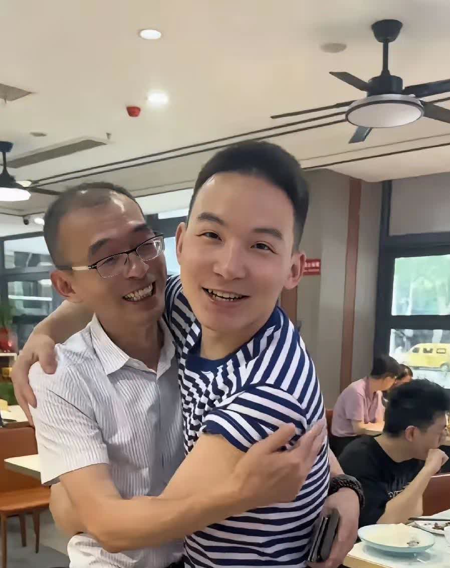 谢爸真的是太心急了
等不及浩南来给他过父亲节，他和大妹直接空降浩南的学校来找儿