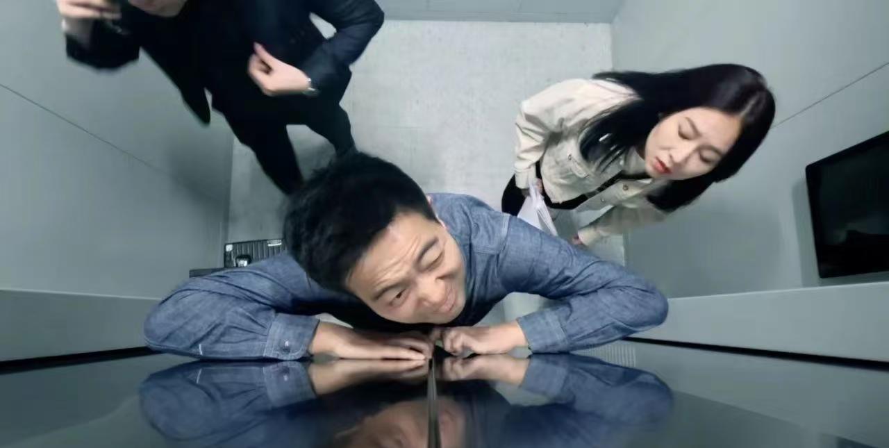 上海，一男子和女友要赶早上6时50分起飞的国际航班，他们凌晨4点52分下楼，准备