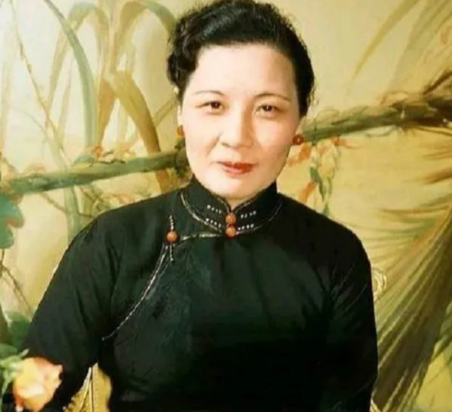 蒋介石一生曾有多个妻子，其中最著名的非宋美龄莫属。1975年4月5日，蒋介石在台