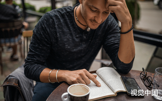 地下恋十年的顶流女友为了媚粉，和流量男星炒cp，否认我们恋爱关系，后来她想公开了，可我却后悔了