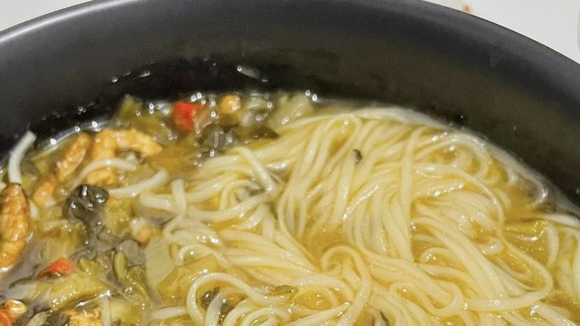 雪菜肉丝面：一碗能治愈灵魂的家常美味