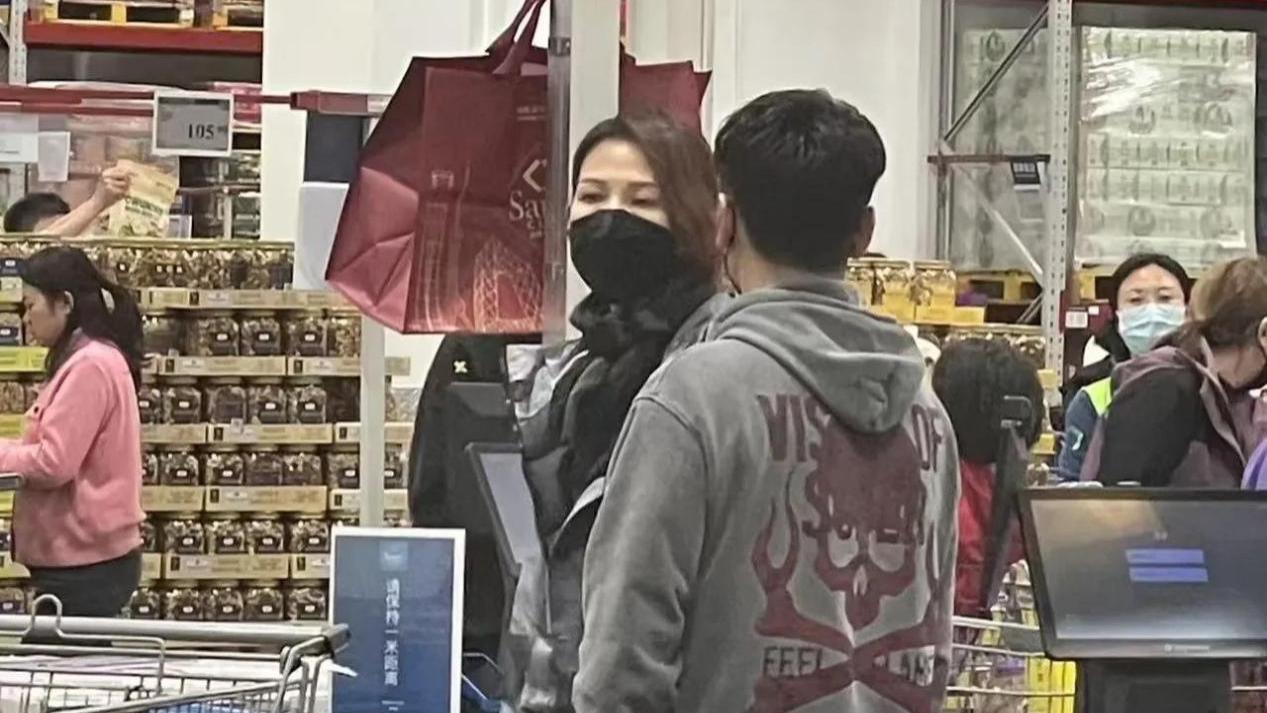 蔡少芬夫妇现身珠海山姆！副总亲自接待买单，购物清单曝光太意外