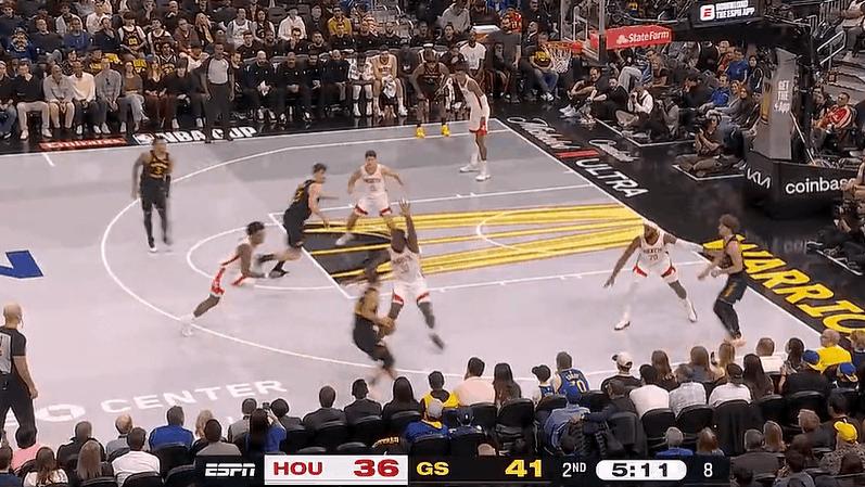 库里遭包夹横传直接传给科尔出界失误，勇士仍领先5分