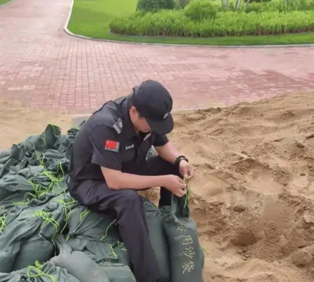 我们这里的保安最近流动比较频繁，一直处于缺人状态，经理也是不停的催着公司要人，还