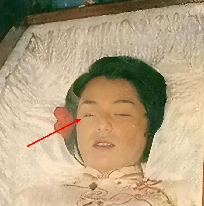 1985年，26岁翁美玲服下安眠药后，在家中开煤气自杀，出殡前有记者溜进灵堂，拍