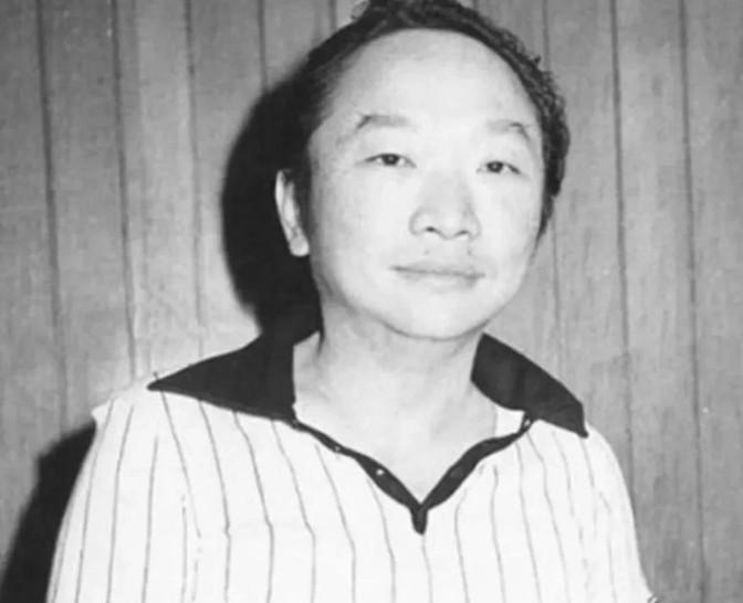 1985年，古龙下葬时，陪葬了48瓶XO酒，朋友说：万一有盗墓贼来偷酒，古龙可能