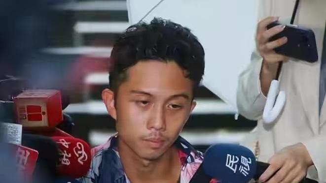 25岁星二代崩了？孙安佐衣衫不整游荡街头，行为怪异惹全网揪心