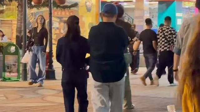 李纯夫妇澳门度假，马頔身高被低估，比老婆高一头看着有185