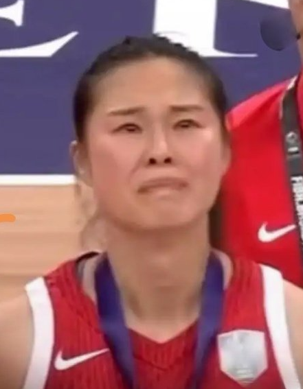 在铜牌颁奖上，王思雨憋泪仰头的场面太让人心疼了。她为什么第一时间摘下铜牌？中国女