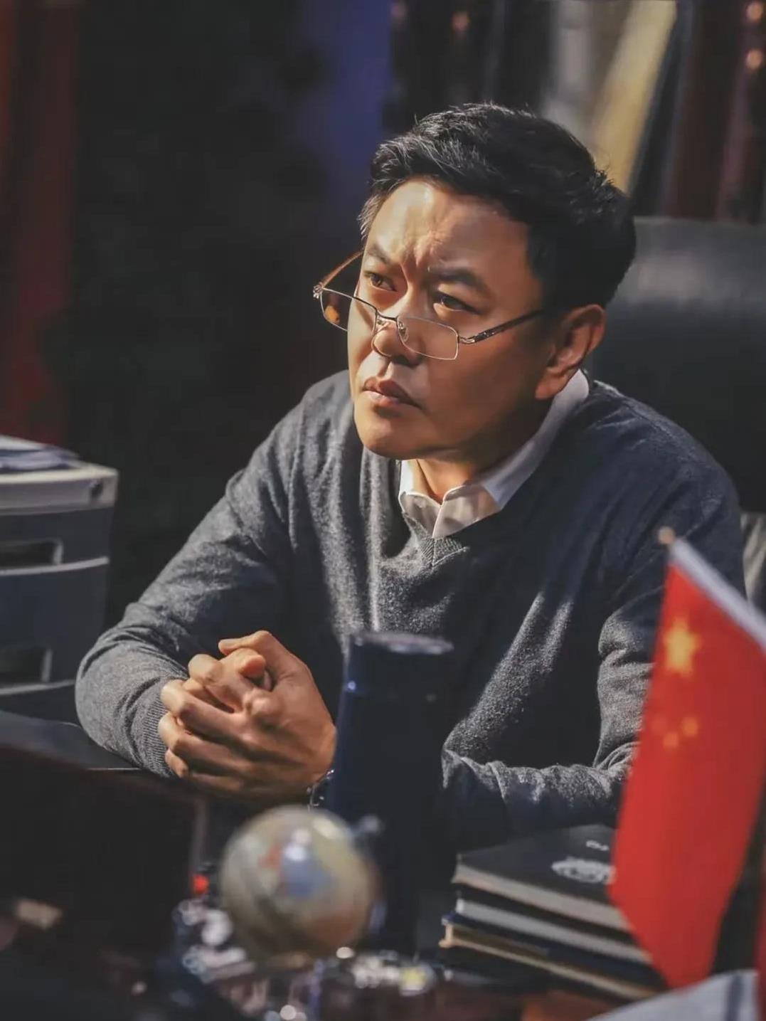 《以法之名》乔振兴的案子能迎来重大转机，全靠他。
如果不是他，秦锋拿不到乔振兴最