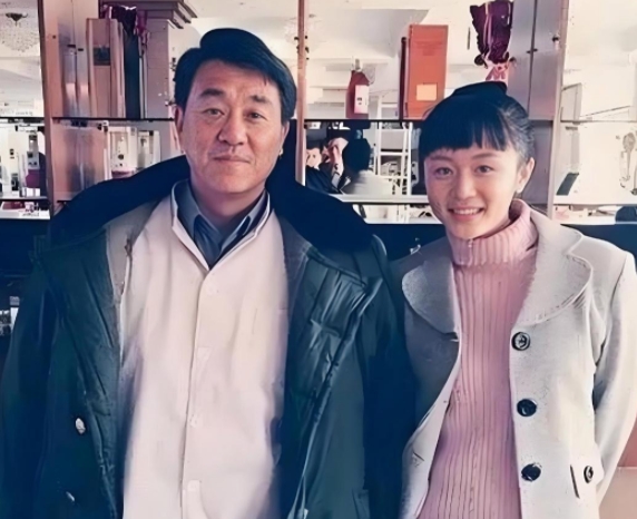 1997年，何冰遇到多年未见的女同学李海洋。谁知，两人刚见面没多久，女同学便直白