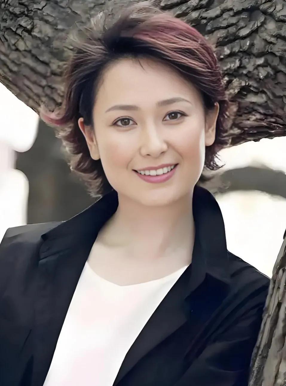 以前总能在荧屏上看到她的身影，现在好像消失了一样，很少再看到她在电视上露面，曾经