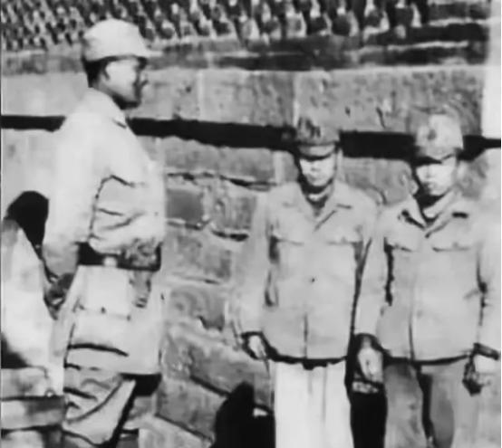 1925年，苏州巨富潘祖年病重。临终前，他支开旁人，只留下20岁的孙媳妇，恳切地