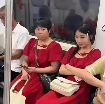 事实证明，年轻就是比年纪大的好看啊。[捂脸][捂脸]