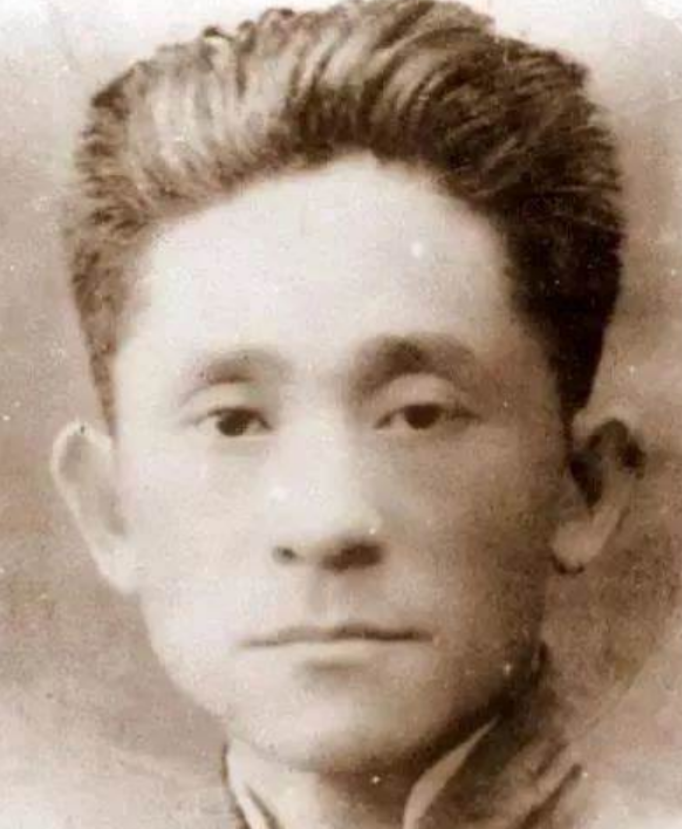 1923年，车耀先被敌人打碎颅骨，战友以为他死了，便脱掉他的衣服，丢进弹坑，就地