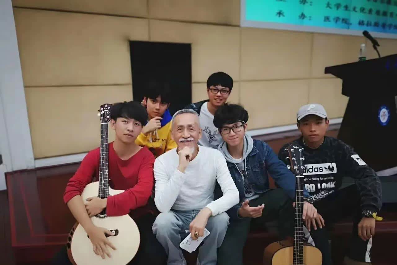 一位老人的离去，为什么牵动了无数的歌迷？关键的是他心中有祖国。他是中国的好儿女，