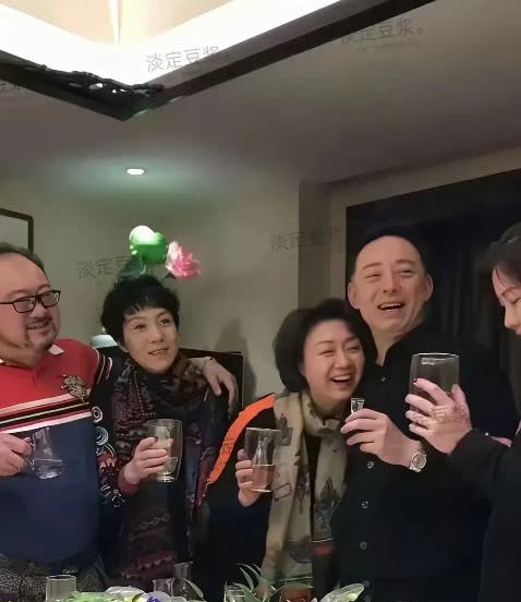 娱乐圈不干净我认了，京剧圈怎么也乱套了？
据说图片中的男子是京剧大师于魁智，女