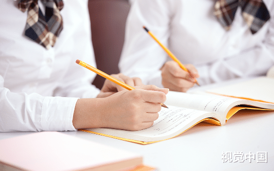 我被继妹霸凌，亲妈在旁边拍手叫好。直到我高考成绩出来，她哭了