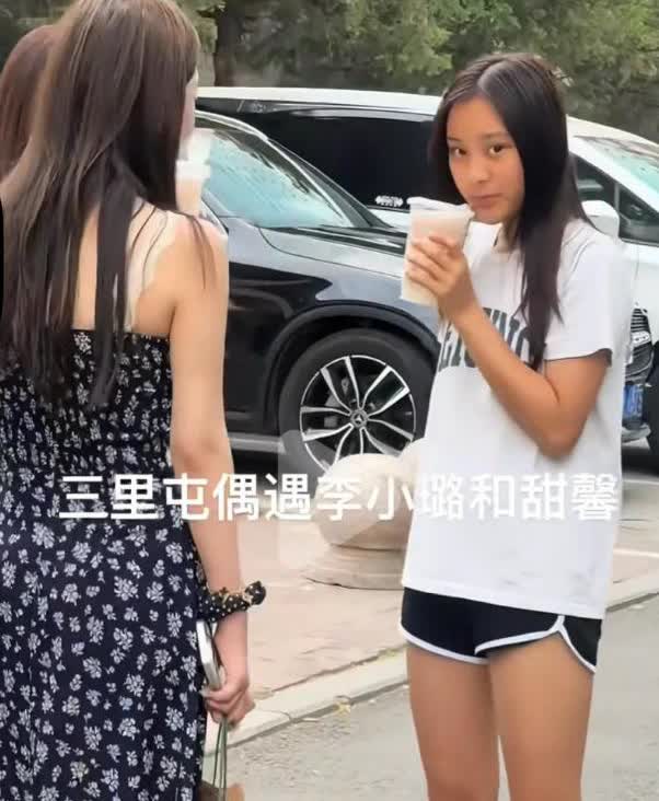 不是我说，甜馨怎么变的这么黑了！
本以为长大后就能变白，没成想依旧如此。
这