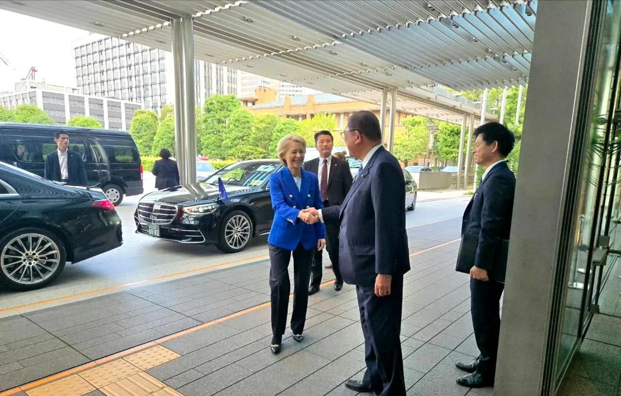 日本欧盟峰会今天在东京召开。明天这两位就来中国了 ???