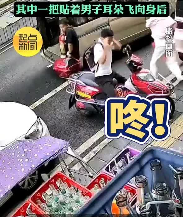 这种人必须严惩！6月27日，贵州贵阳一处街头，一名男子骑着电动车停在路边等人时，