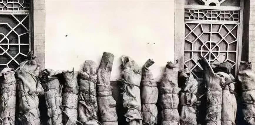1937年，被马家军残害后，红军师团级干部的遗体，排成一排，被捆了起来，放在墙边