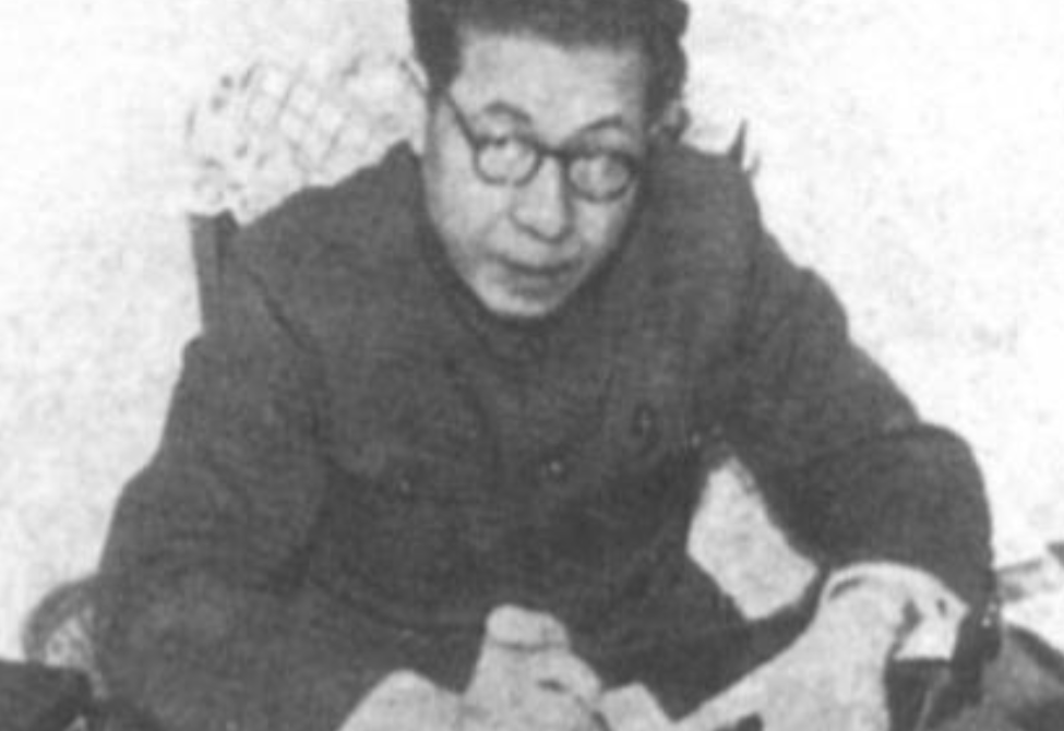 1946年6月3号，监狱的囚犯们都出去放风，只有一个人在里面写对联，就在这时排法