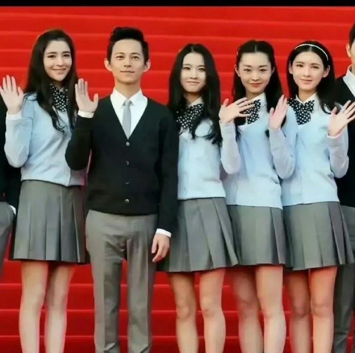 你还记得那首充满青春气息的《栀子花开》吗？2004年，何炅凭借这首歌，成功唱出了