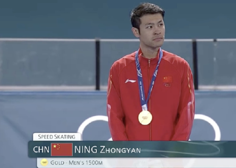 宁忠岩戴上奥运金牌！激动得泪流满面🏅

听解说介绍，这位美国的紫微星几乎统治了