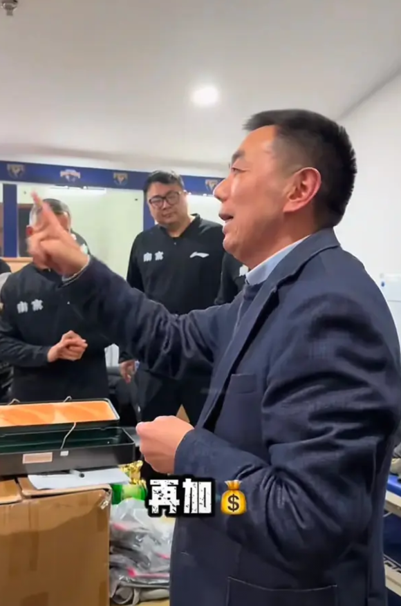 CBA真该限制外援签约人数了，不然穷队玩不过土豪队！

广州队，除郭艾伦外，清一