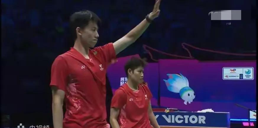 1:0，苏迪曼杯决赛中国队取得开门红。冯彦哲，黄东萍第1场比赛，2:1战胜韩国选