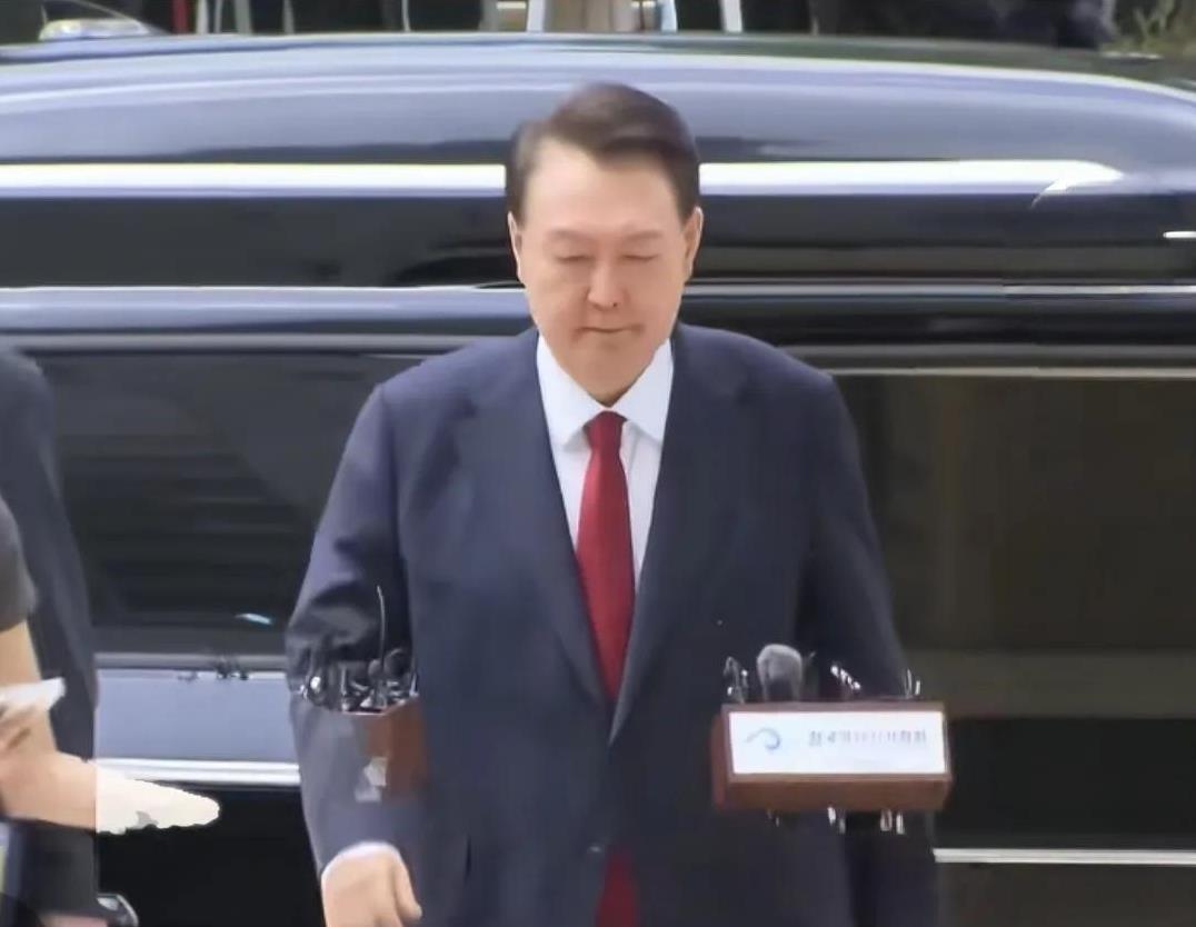 尹锡悦住在9平方米的首尔单间拘留所，里面没有床，只能打地铺，里面没有空调，但是有