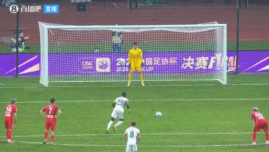 王国明“喷水笑”，中国足坛又出名场面
足协杯决赛，北京国安对阵河南，比赛进行到9