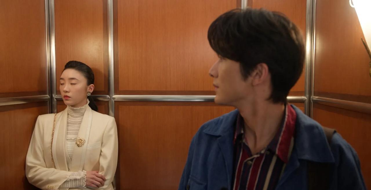 电梯里的美女对柳钧翻白眼，是因为柳钧穿着工厂的工作服，美女以为柳钧是高档小区的维