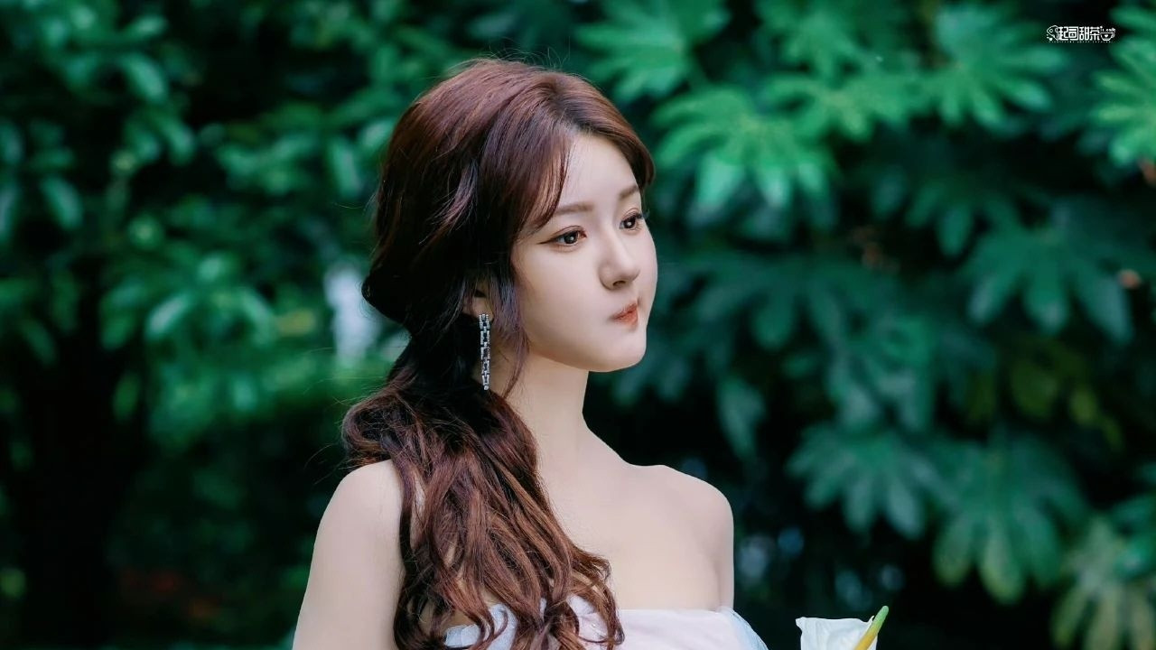 赵露思穿粉纱裙轻盈甜美，发丝微卷笑眼弯弯