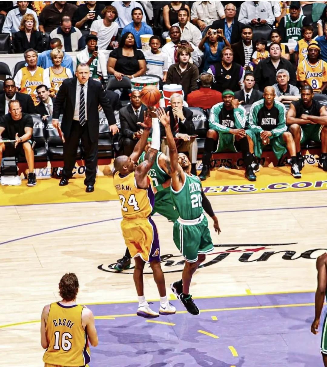 前NBA球员皮蓬近日在社交媒体上晒出一张科比对峙皮尔斯、加内特、雷-阿伦、隆多的