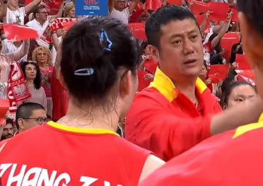 中国女排和波兰女排进行了一场热身赛，中国队第一局用主力阵容与波兰队打，中国队25