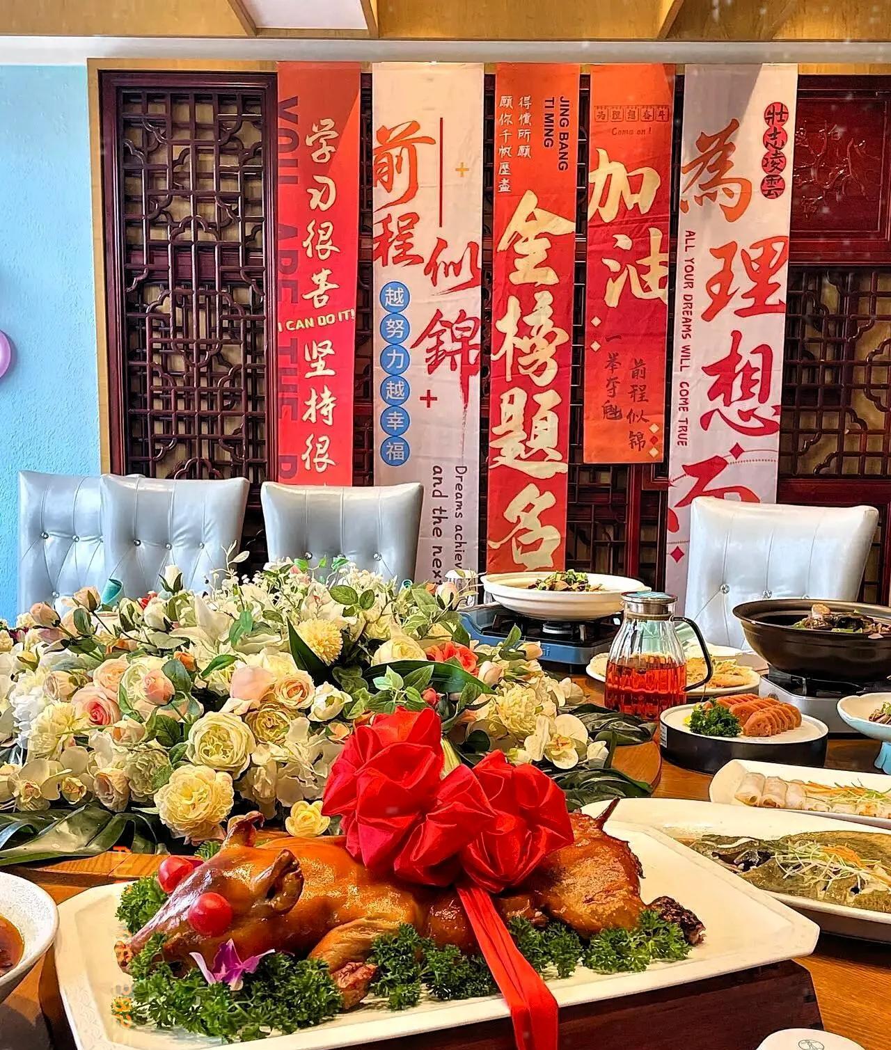 一个升学宴办了18桌，还要请来乐队，锣鼓喧天，鞭炮齐鸣，好不热闹。
赴宴的人仿佛